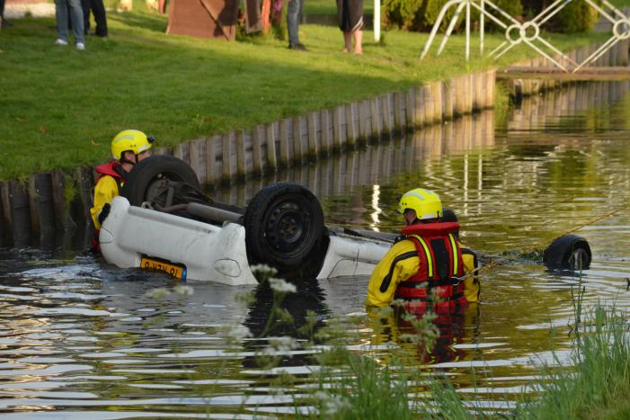 Drie gewonden bij auto te water
