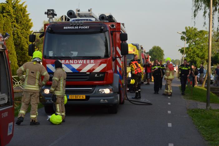 Drie gewonden bij auto te water