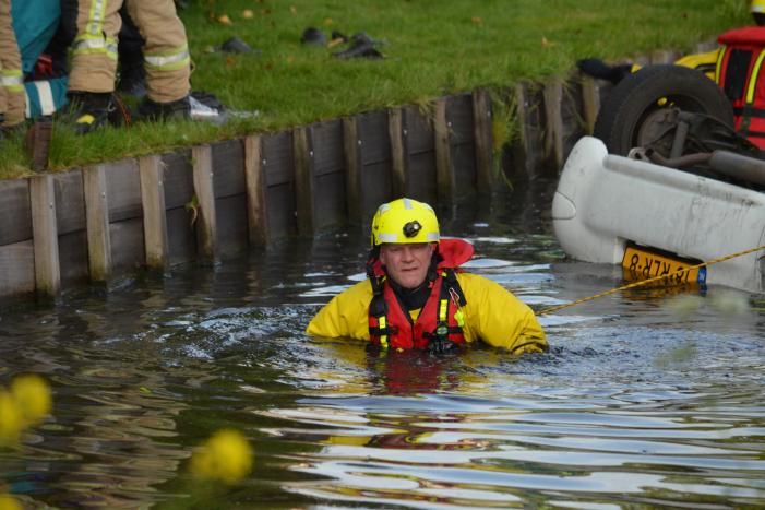 Drie gewonden bij auto te water