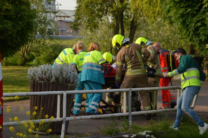 Drie gewonden bij auto te water