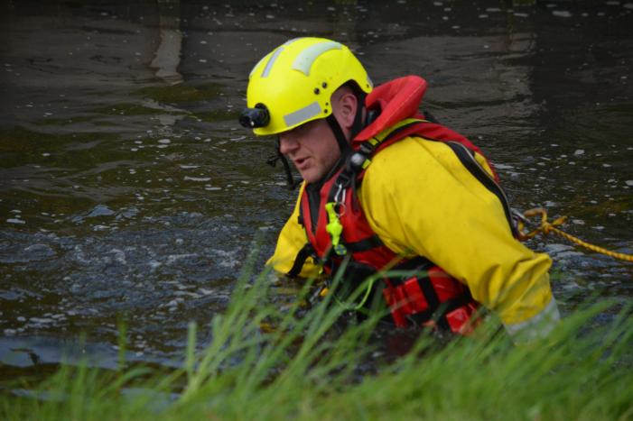 Drie gewonden bij auto te water