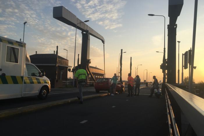 Auto rijdt tegen slagboom