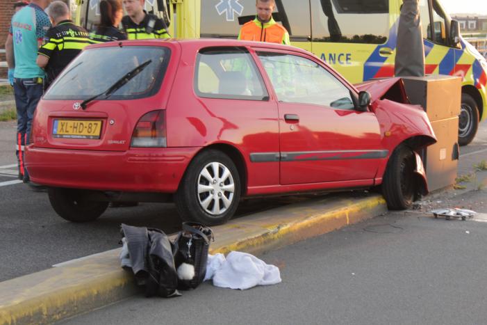Auto rijdt tegen slagboom