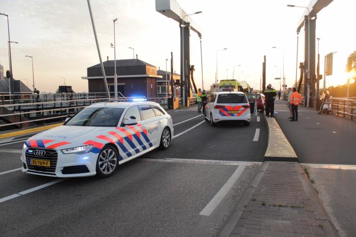 Auto rijdt tegen slagboom