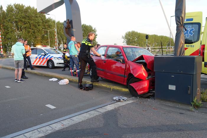 Auto rijdt tegen slagboom