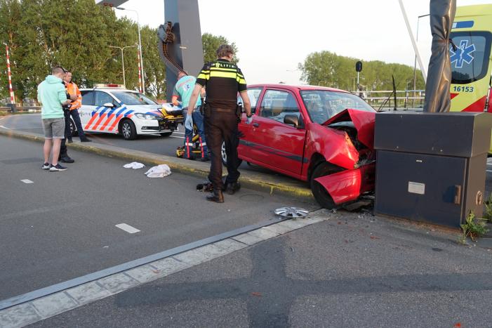 Auto rijdt tegen slagboom