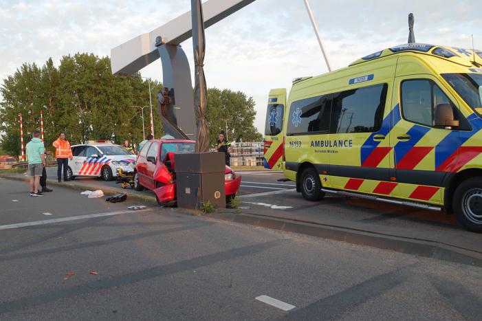 Auto rijdt tegen slagboom