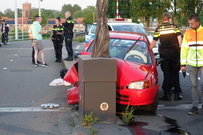 Auto rijdt tegen slagboom