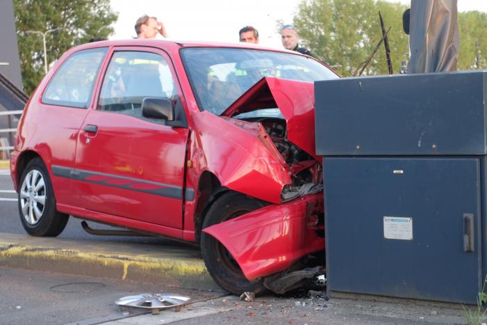 Auto rijdt tegen slagboom