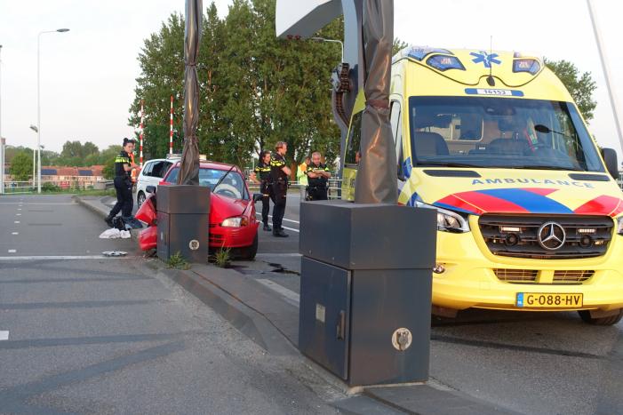 Auto rijdt tegen slagboom
