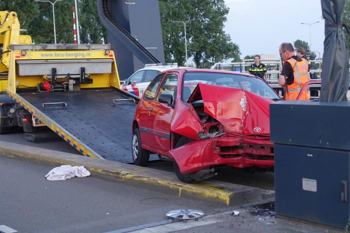 Auto rijdt tegen slagboom