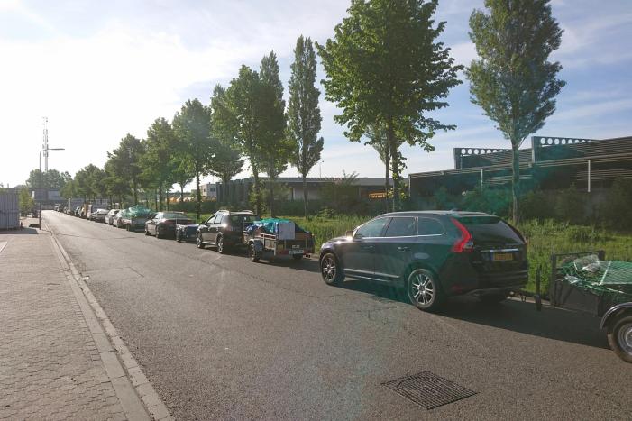 Voor openingstijd al enorme wachtrij bij vuilstort