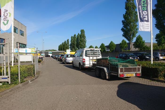 Voor openingstijd al enorme wachtrij bij vuilstort