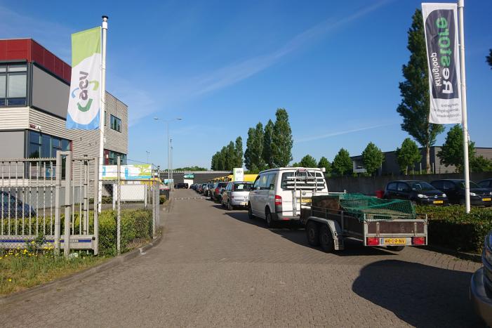 Voor openingstijd al enorme wachtrij bij vuilstort