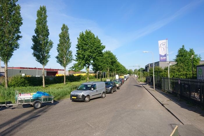 Voor openingstijd al enorme wachtrij bij vuilstort