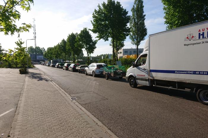 Voor openingstijd al enorme wachtrij bij vuilstort