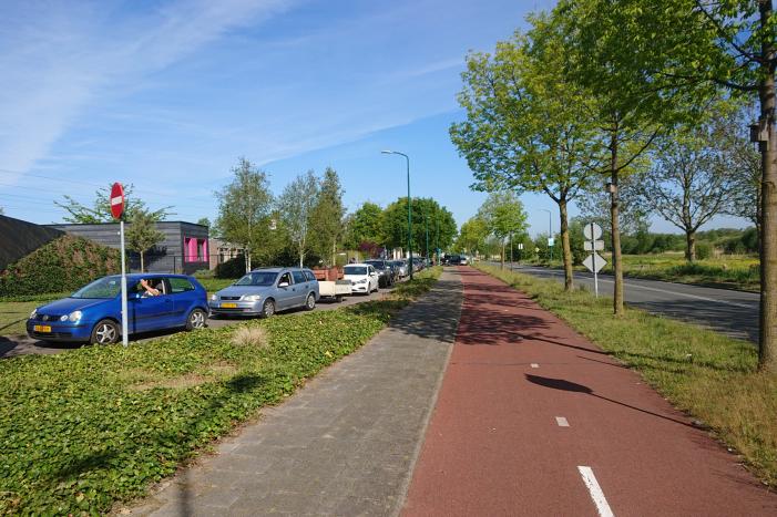 Wachtrij op fietspad bij vuilstort