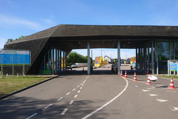 Wachtrij op fietspad bij vuilstort