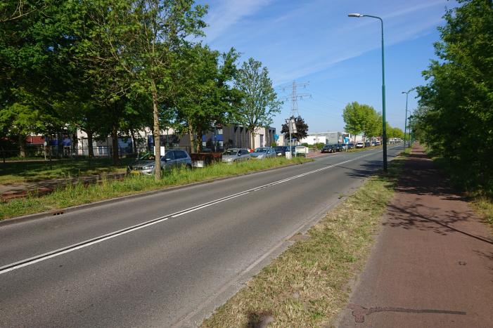 Wachtrij op fietspad bij vuilstort