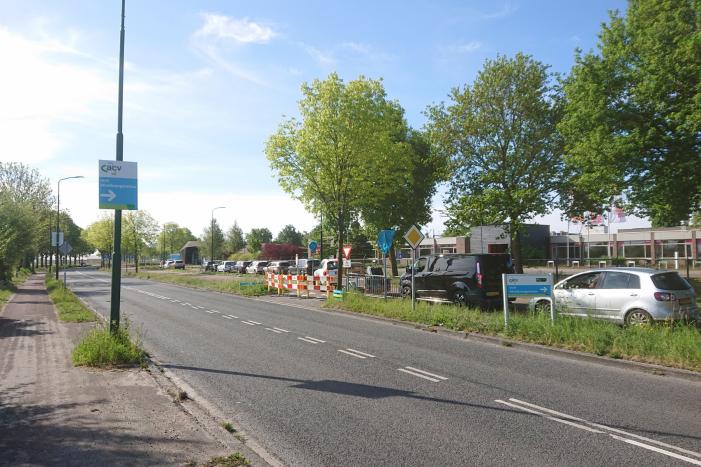 Wachtrij op fietspad bij vuilstort