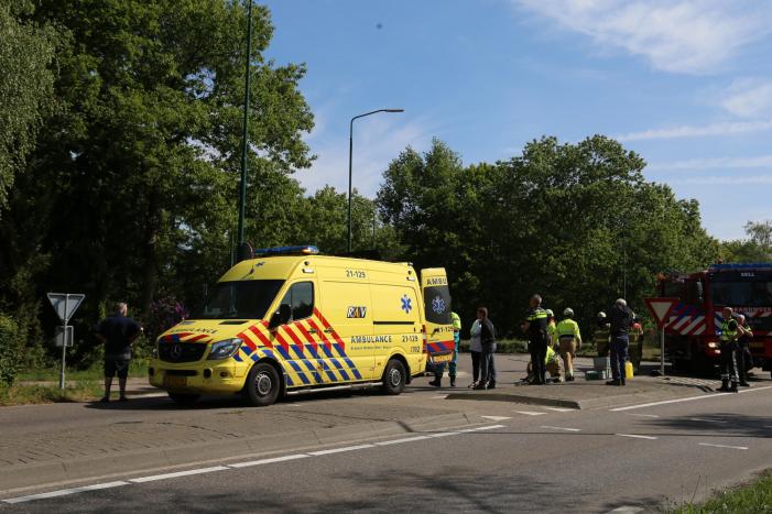 Vrachtwagen met tuinafval gekanteld op rotonde