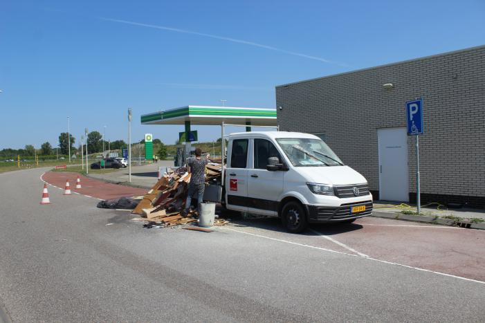 Lading achterop bestelbus vat vlam