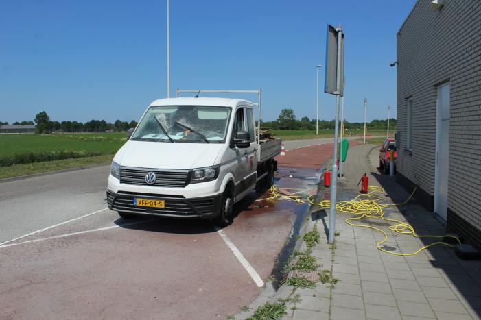 Lading achterop bestelbus vat vlam