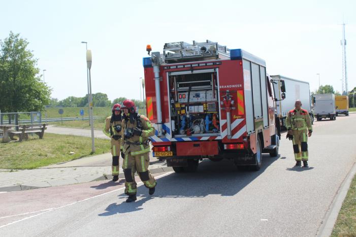 Lading achterop bestelbus vat vlam