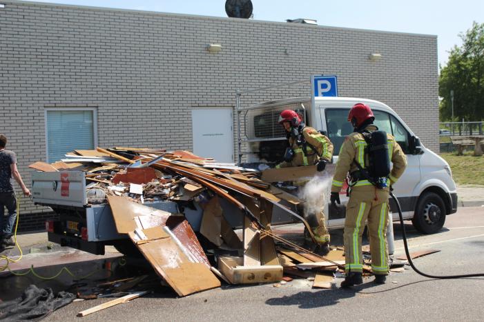 Lading achterop bestelbus vat vlam