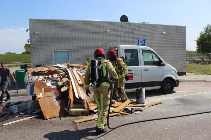 Lading achterop bestelbus vat vlam