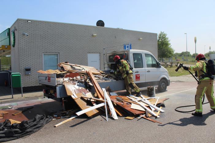 Lading achterop bestelbus vat vlam