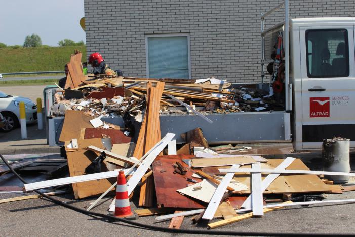 Lading achterop bestelbus vat vlam