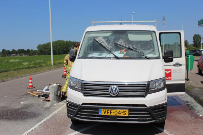 Lading achterop bestelbus vat vlam