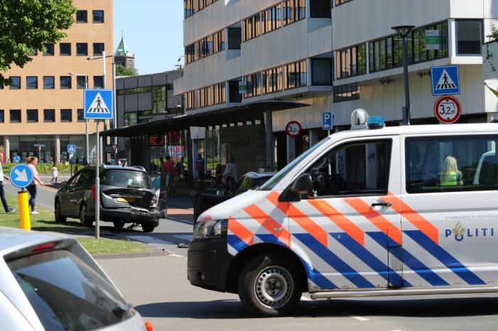 Flinke schade en gewonde na kop-staart botsing