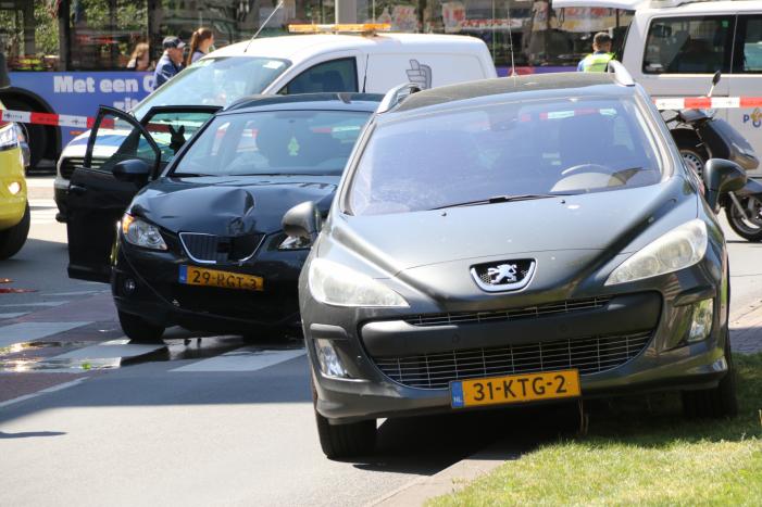 Flinke schade en gewonde na kop-staart botsing