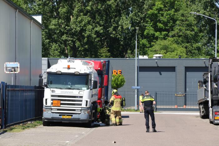 Tankwagen lekt gasolie op industrieterrein