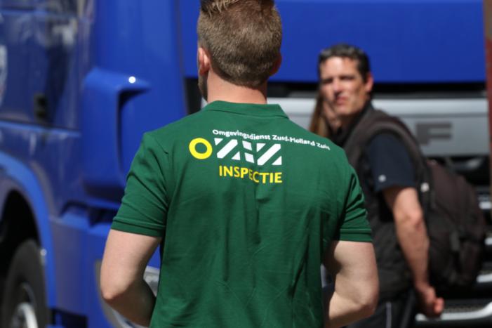 Tankwagen lekt gasolie op industrieterrein