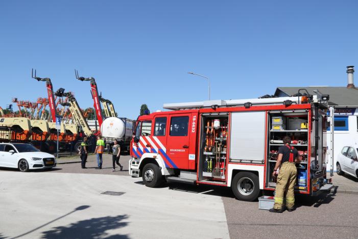 Tankwagen lekt gasolie op industrieterrein