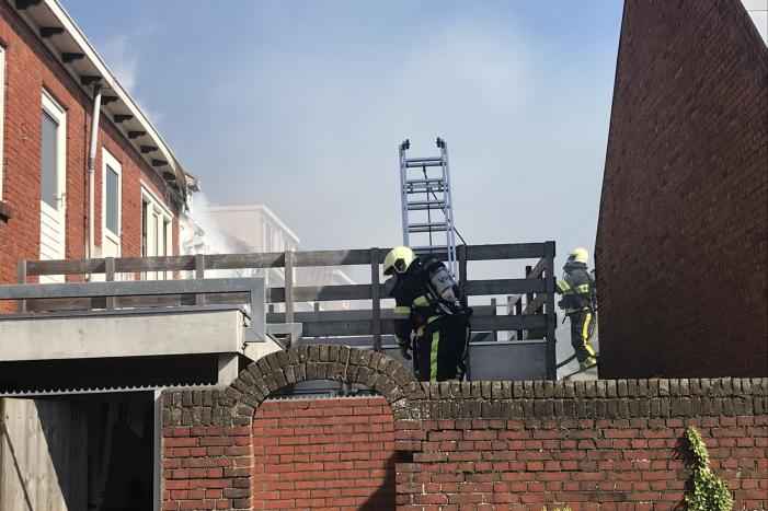 Forse rookwolken bij brand in woning