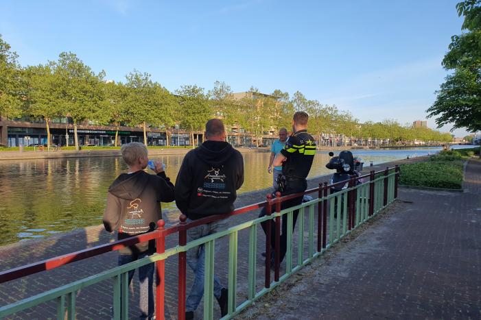 Magneetvisser haalt explosief uit water