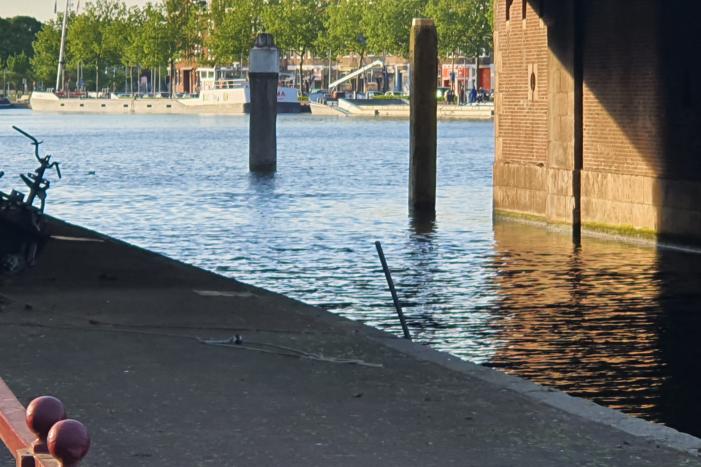 Magneetvisser haalt explosief uit water