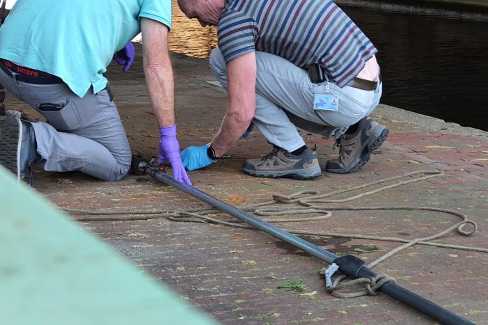 Magneetvisser haalt explosief uit water