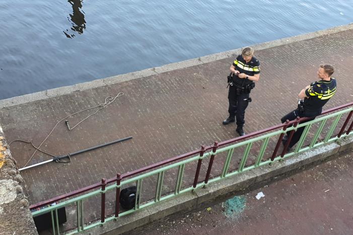 Magneetvisser haalt explosief uit water