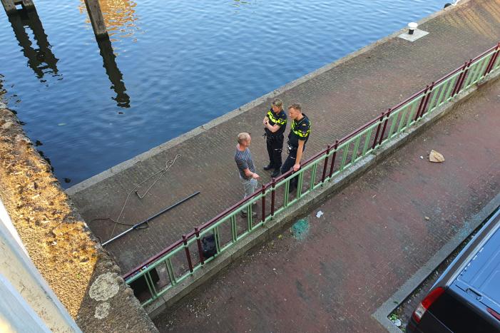 Magneetvisser haalt explosief uit water