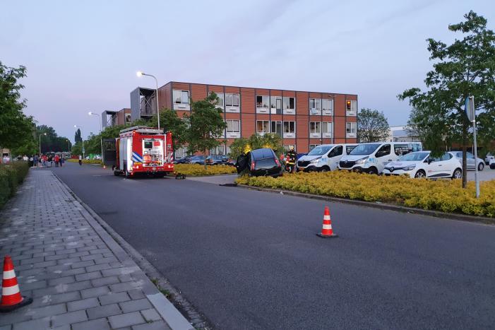 Automobilist belandt in bosschages parkeerplaats