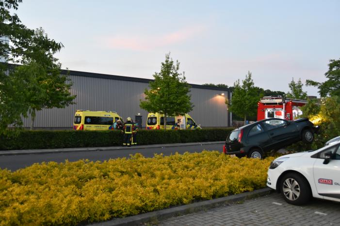 Automobilist belandt in bosschages parkeerplaats