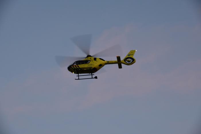 Automobilist belandt in bosschages parkeerplaats