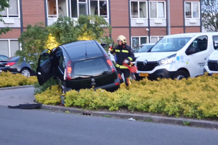 Automobilist belandt in bosschages parkeerplaats