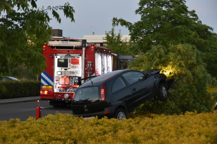 Automobilist belandt in bosschages parkeerplaats