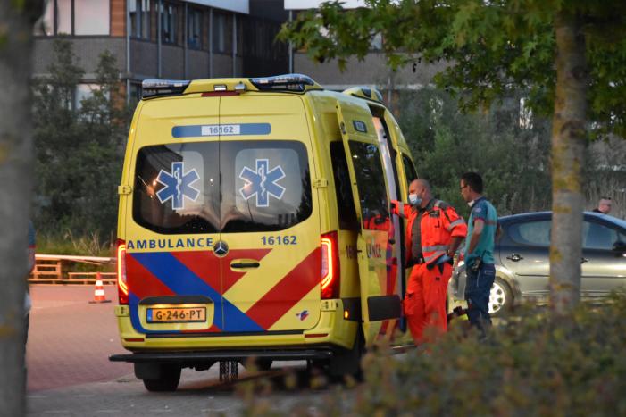 Automobilist belandt in bosschages parkeerplaats